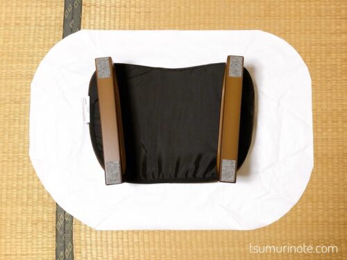 椅子の厚みと紐を通すためのの折り返しとぬいしろを考慮してカット
